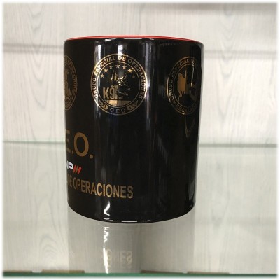 TAZA NEGRA GEO ESCUDO DORADO - ESPECIALIDADES