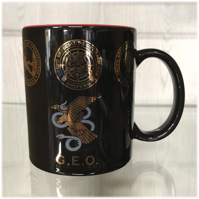 TAZA NEGRA GEO ESCUDO DORADO - ESPECIALIDADES