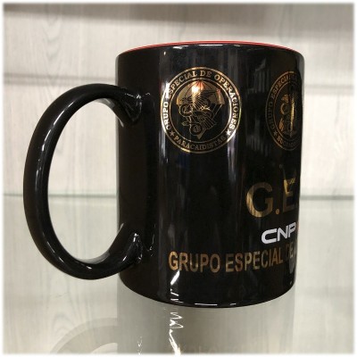 TAZA NEGRA GEO ESCUDO DORADO - ESPECIALIDADES
