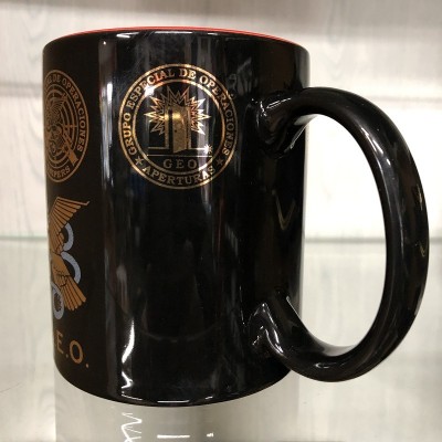 TAZA NEGRA GEO ESCUDO DORADO - ESPECIALIDADES