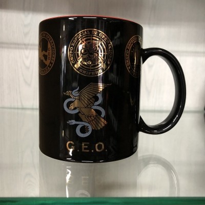 TAZA NEGRA GEO ESCUDO DORADO - ESPECIALIDADES