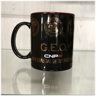 TAZA NEGRA GEO ESCUDO DORADO - ESPECIALIDADES