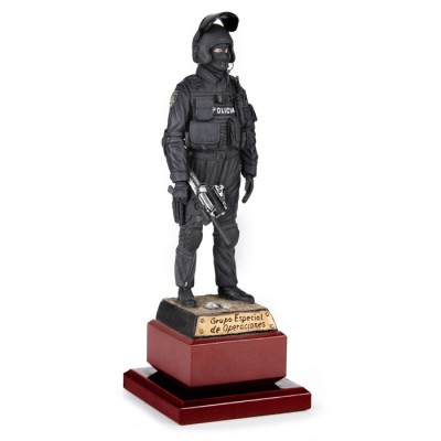 ESCULTURA GEO POLICIA 23 CMS.